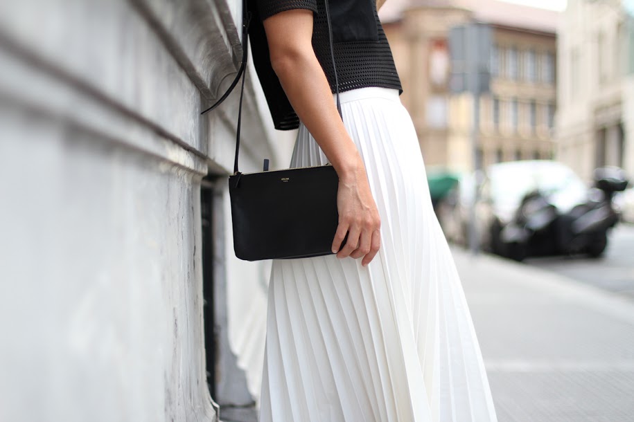 clochet_outfit_streetstyle_zara_white_pleated_skirt_studio_cropped_top_-4